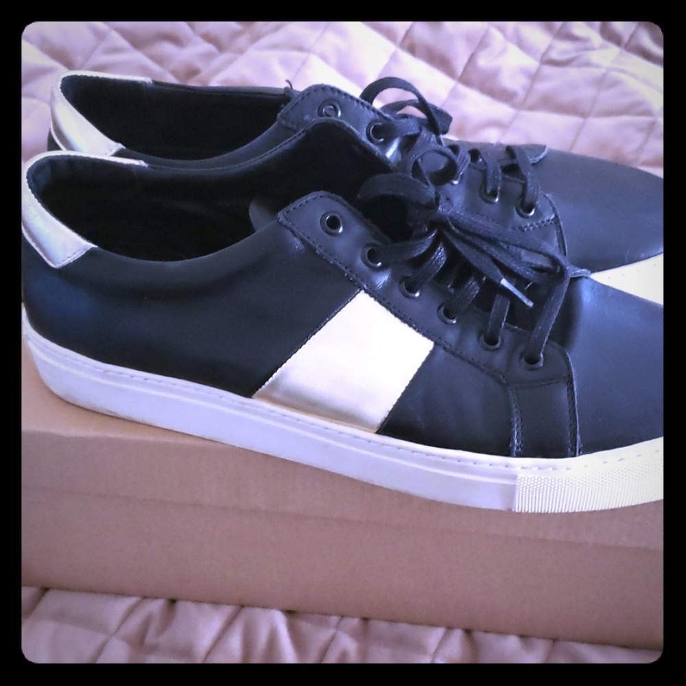 Casual sneakers